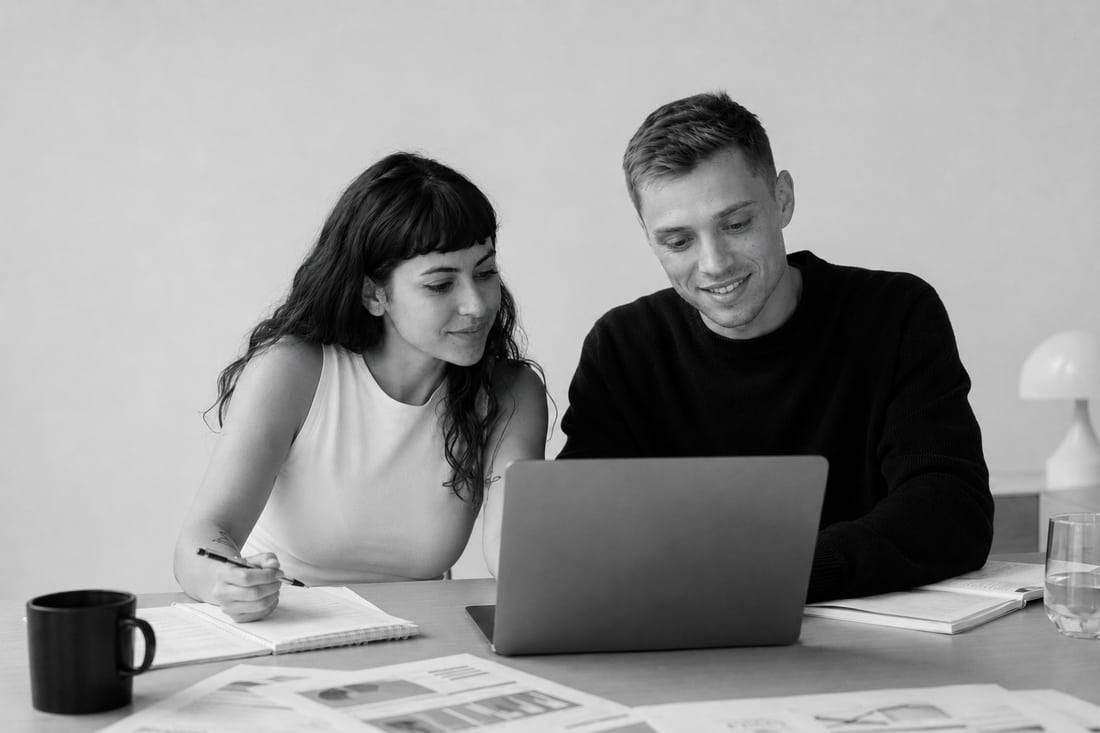 Das Auris Team arbeitet die Zahlen eines Kunden durch